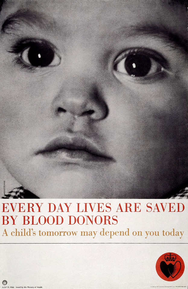 Ein Plakat mit einem Kind mit ernster Miene in der Mitte, umgeben von fettgedrucktem schwarzem Text, der "Jeden Tag rettet Blutspenden Leben." lautet.