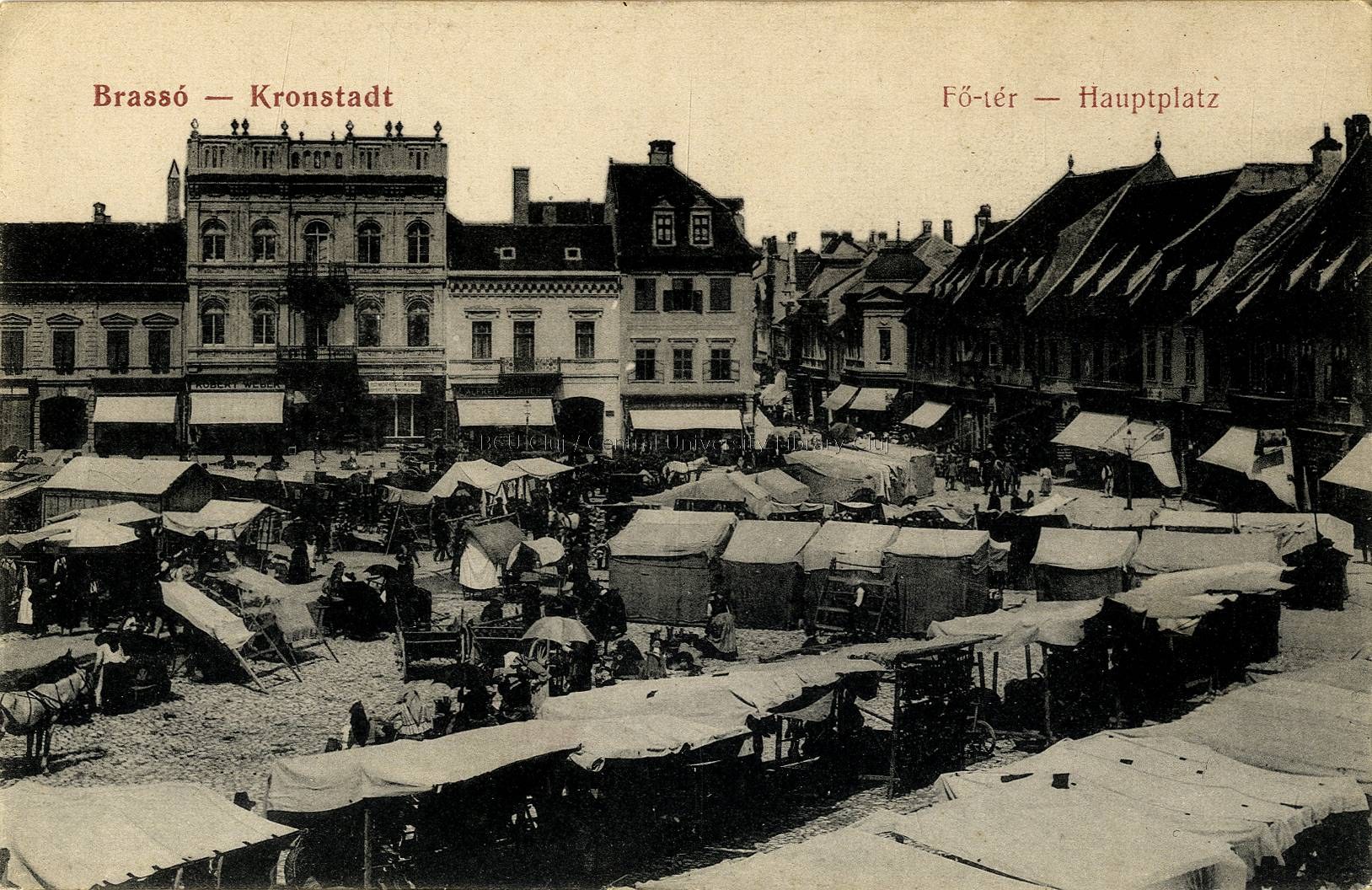 Schwarz-weiß-Foto eines belebten Marktes in Kronstadt, Deutschland, mit Menschen, Zelten und Gebäuden unter einem sichtbaren Himmel.
