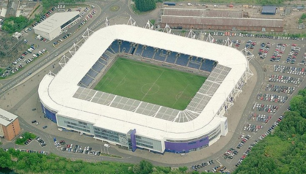 Luftaufnahme des Stadions von Tottenham Hotspur Football Club in einer städtischen Umgebung mit umliegenden Gebäuden, Bäumen und Straßen.