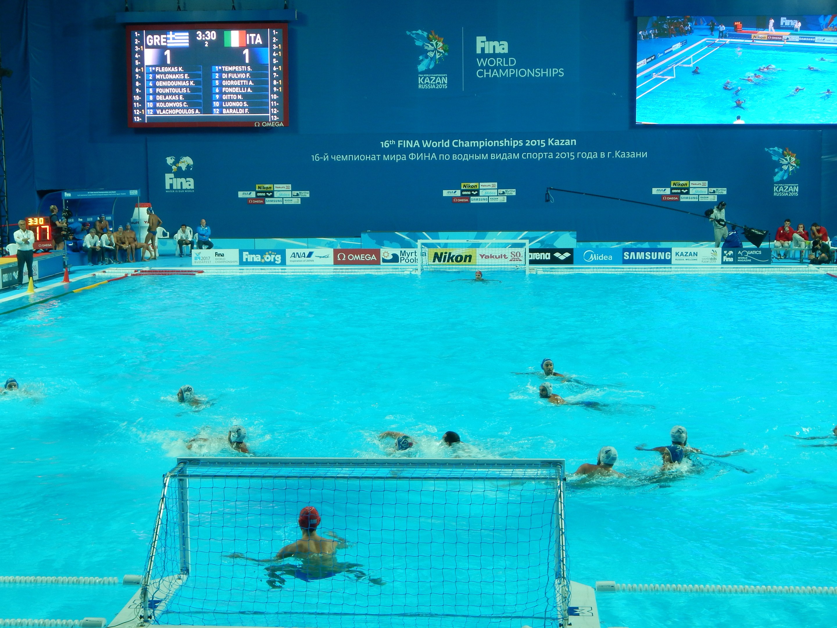 Eine Gruppe von Wasserballspielern bei den 2016 FINA-Weltmeisterschaften in Kazan im Pool.