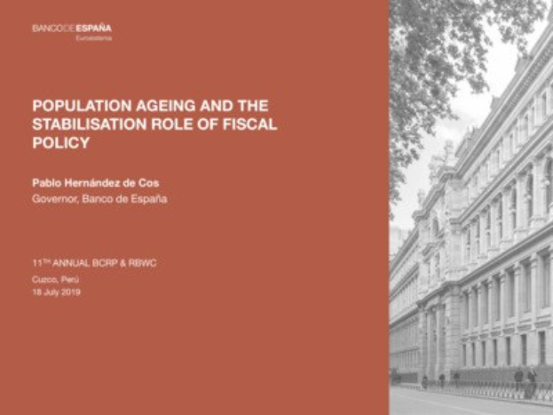 Schwarz-weiß-Foto eines Gebäudes auf der rechten Seite mit Fußgängern davor und Text auf der linken Seite, der "Bevölkerungsalterung und die Stabilisierungsrolle der Fiskalpolitik" lautet.