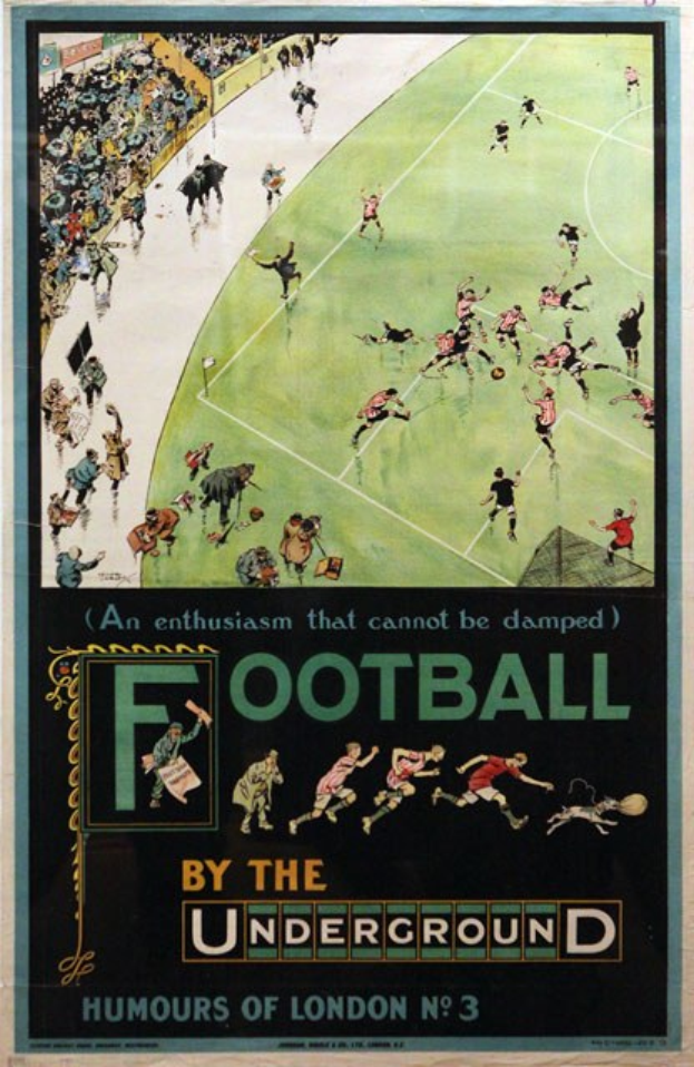 Ein Plakat an einer Wand, das Zuschauer bei einem Fu\303\266ballspiel in einem Stadion zeigt, mit der Aufschrift "Football by the Underground - Humours of London No. 3" \303\244ber der Szene.