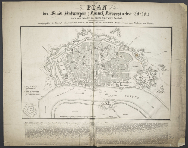 Altes Buch mit einer detaillierten Karte von Berlin auf dem Cover, begleitet von Texten über die Bevölkerung, Landmarken und Straße der Stadt.