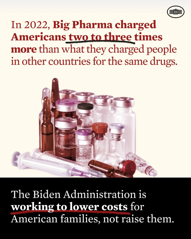Ein Plakat mit dem Text "In 2022 verlangten die großen Pharmaunternehmen von Amerikanern zwei bis drei Mal so viel wie von Menschen in anderen Ländern für dieselben Medikamente" unten, mit ein paar Flaschen und einer Spritze.