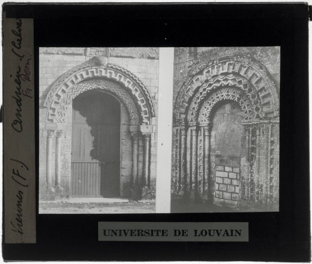 Schwarzes und weißes Foto eines Universitätsgebäudes mit Rundbogenfenstern und einer Tür, darunter Text.