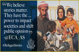 Ein Plakat mit einem Mann, einer Frau und zwei Kindern, die rechts lächeln, sowie Text und Logo links, das lautet: "Wir glauben, dass Geschichten wichtig sind, sie haben die Kraft, Gesellschaften zu beeinflussen und öffentliche Meinung zu verschieben @ECA AS."