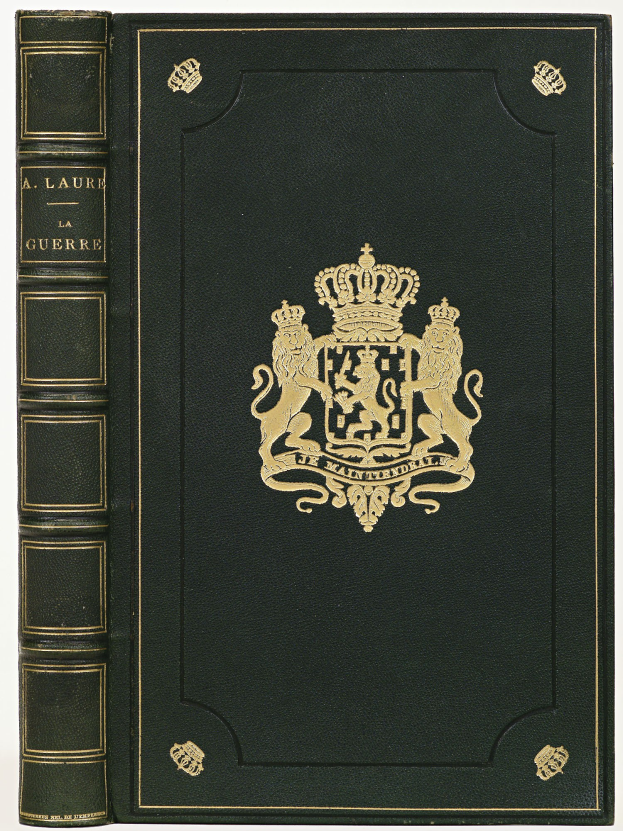 Ein schwarzes Gesetzbuch mit einer goldenen Krone auf dem Cover, auf einem weißen Hintergrund.