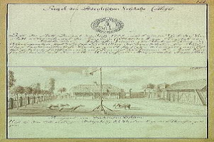 Schwarz-weißer Abzug des ersten Entwurfs der deutschen Verfassung mit einer Straßenszene, die eine Fahnenstange, Gebäude, Bäume und Himmel zeigt.