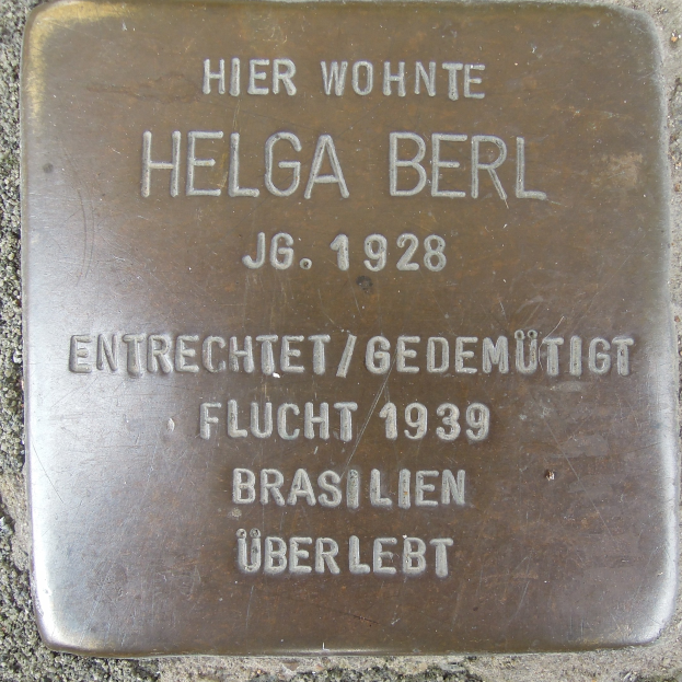 Metallschild an einem Gebäude mit der Aufschrift "Helga Berlin".