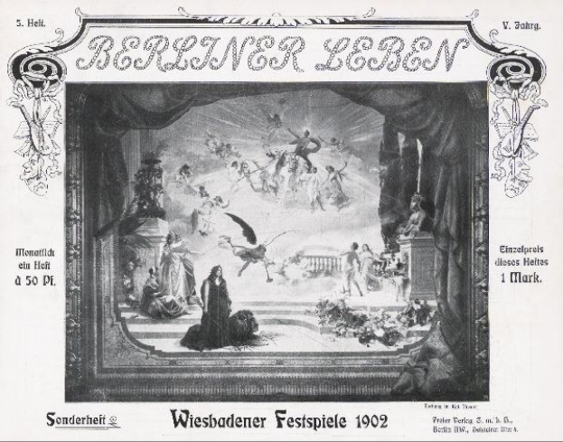 Schwarz-weißes Foto einer Bühne mit Akteuren in traditioneller deutscher Tracht bei den "Wiesbadener Festspielen 1902", mit einem applaudierenden Publikum im Hintergrund.