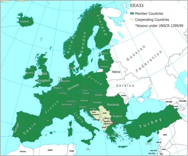 Ein Plakat mit einer detaillierten Karte von Europa, auf der die Mitgliedstaaten der Europäischen Union einschließlich ihrer Grenzen, Großstädte, Flüsse und geografische Merkmale hervorgehoben sind, sowie zusätzlicher Text mit Ländernamen und Grenzinformationen.
