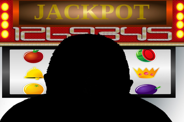 Ein Mann, der an einem Automaten mit der Aufschrift 'Jackpot' spielt, umgeben von einer Online-Casino-Oberfläche mit Obst-Symbolen.