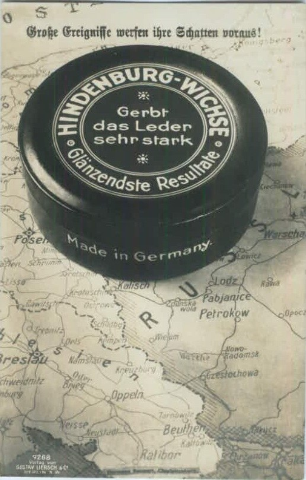 Schwarzes und weißes Foto einer Kiste mit der Aufschrift "Hindenburg-Wiche, Deutschland" vor einer Landkarte.