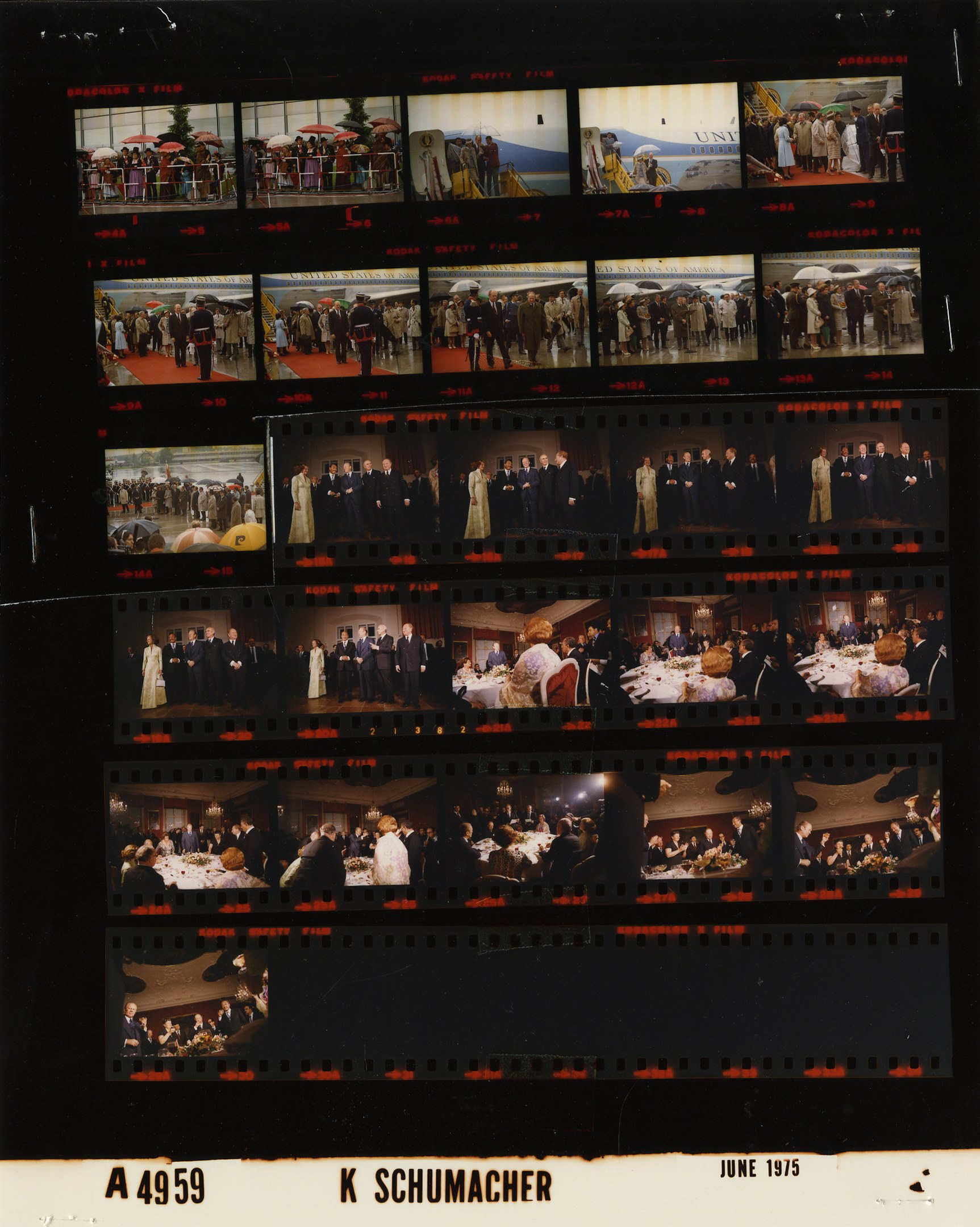 Schwarzes und weißes Foto einer vielseitigen Gruppe von Menschen vor einem Filmstreifen mit "K Schumacher" unten.