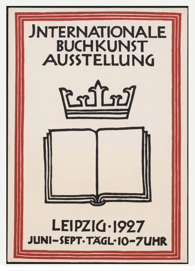 Ein Plakat mit einem offenen Buch mit fetter Schrift und einer goldenen Krone oben drauf, mit der Aufschrift "Internationale Buchkunstausstellung Leipzig 1927".