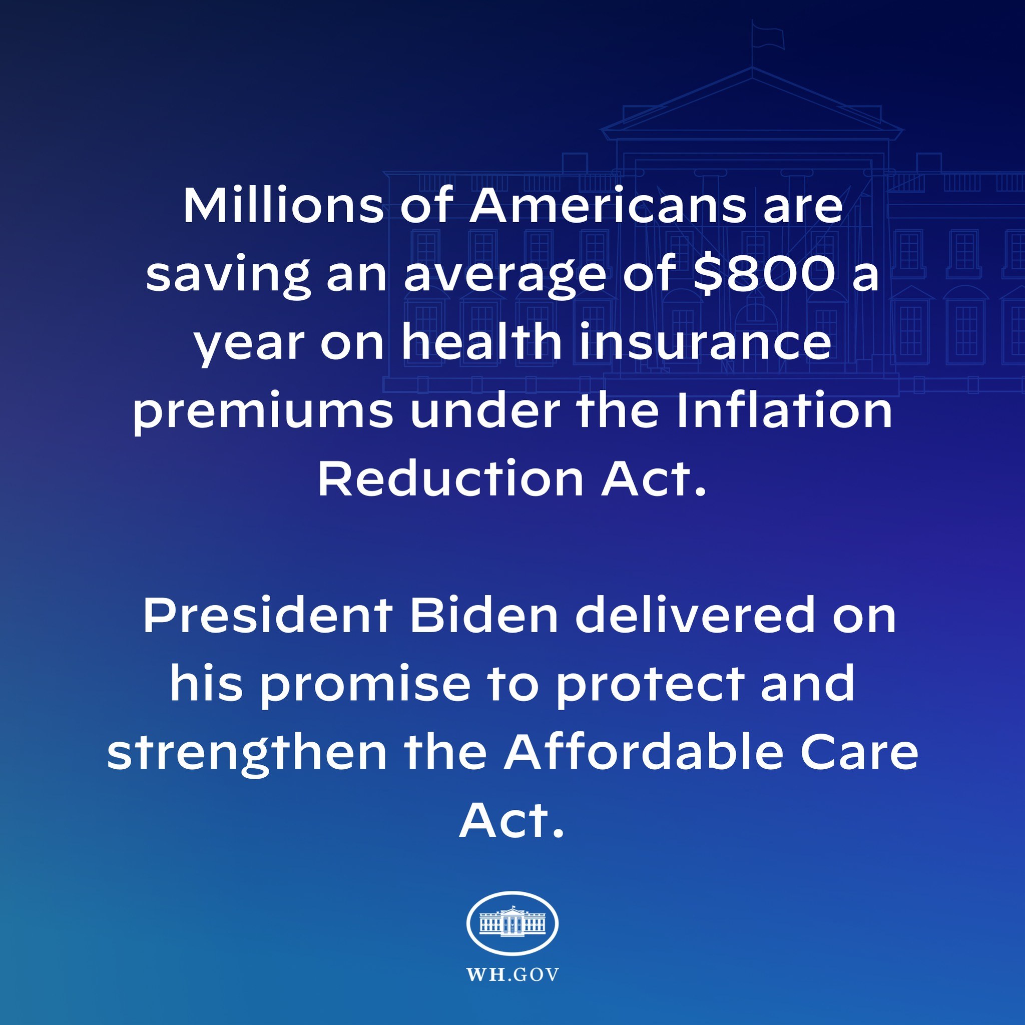 Blauer Hintergrund mit weißer Schrift, die besagt, dass Millionen von Amerikanern jährlich $800 bei den Gesundheitsversicherungsprämien unter dem Inflation Reduction Act sparen, mit einem Logo in der Mitte.