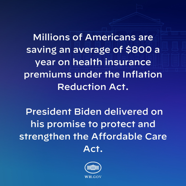 Blauer Hintergrund mit weißer Schrift, die besagt, dass Millionen von Amerikanern jährlich $800 bei den Gesundheitsversicherungsprämien unter dem Inflation Reduction Act sparen, mit einem Logo in der Mitte.