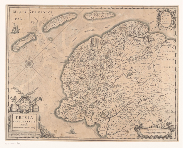 Ein detaillierter Plan der Insel Ostfriesland, umgeben von Text und Bildern, der verschiedene Inseln, Gewässer und die umliegende Landschaft zeigt, mit zusätzlichen Informationen über die Merkmale der Karte.