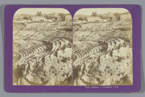 Schwarze und weiße stereoskopische Ansichten des antiken Amphitheaters in Syrakus, das gestufte Steinplätze, umgebende Strukturen, Bäume und Himmel zeigt.