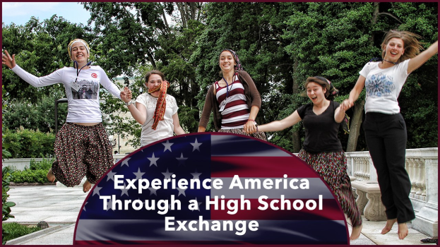 Eine Gruppe von Frauen, die in die Luft springen und strahlen, umgeben von Bäumen und Pflanzen unter einem klaren blauen Himmel, mit Text unten: "Erlebe Amerika durch einen High School Austausch."