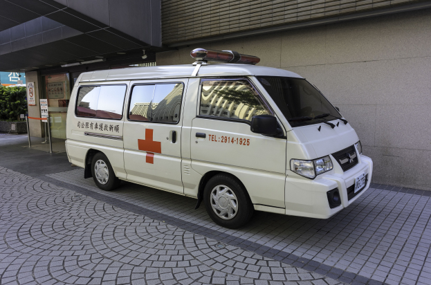 Ambulanz vor einem Gebäude mit einer Notfall-Schild parkend