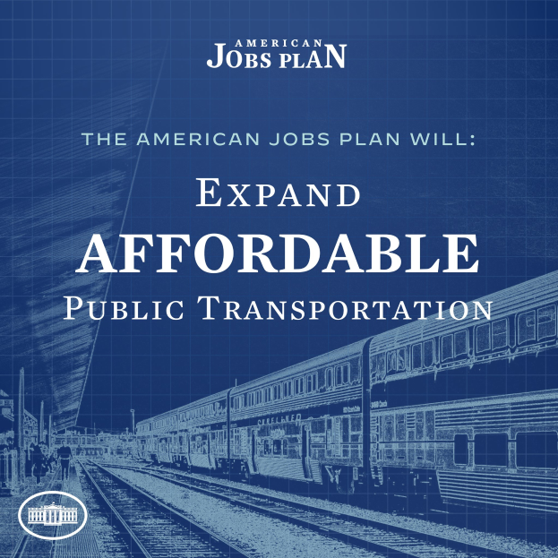Plakat mit einem Zug auf einer Eisenbahnschiene mit einigen Menschen in der Nahe, das 'The American Jobs Plan Will Expand Affordable Public Transportation' bewirbt.