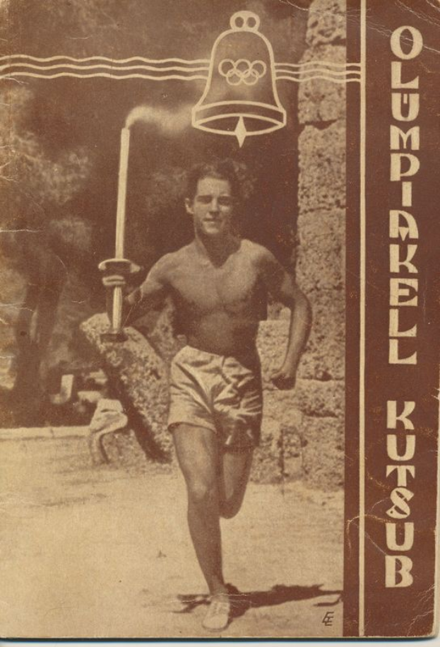 Ein Mann rennt mit einem Schwert in einer Hand und einer Glocke in der anderen, mit einer Wand und Bäumen im Hintergrund und Text auf der rechten Seite, der "Olympische Spiele 1936" lautet.