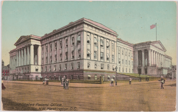 Alte Postkarte des United States Patent Office in Washington, DC, zeigt ein großes Gebäude mit Fenstern, Menschen, einem Zaun, Gras, einem Straßenmast, einem Fahnenmast mit einer Flagge und einem bewölkten Himmel.