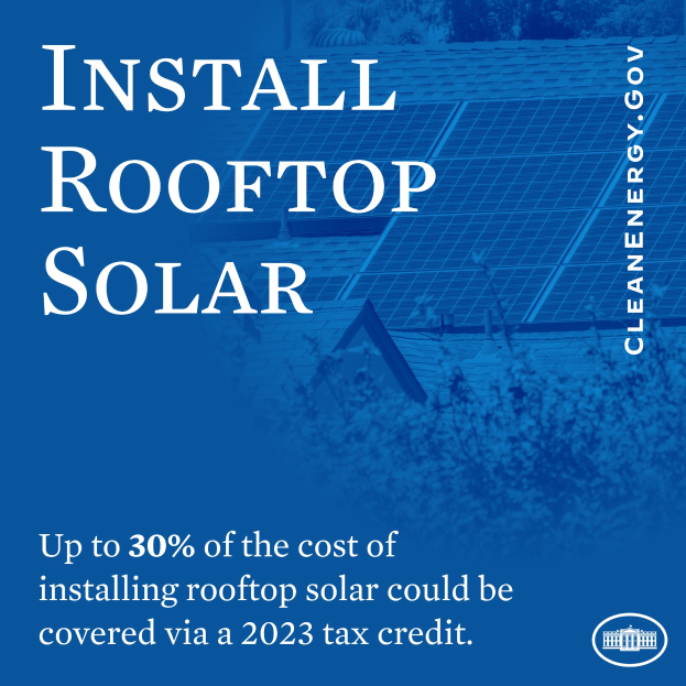Ein Plakat mit Text, das einen 2023-Steuergutschrift für die Dachsolarinstallation bewirbt, mit Bäumen und einem solarpanelausgestatteten Gebäude im Hintergrund.