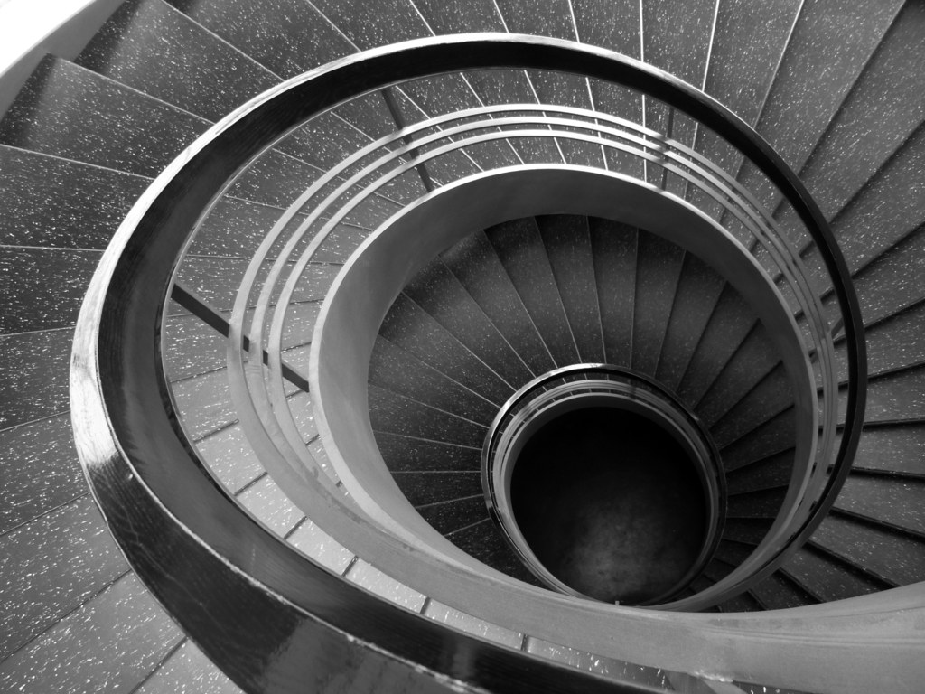 Eine Treppe mit einem Geländer.