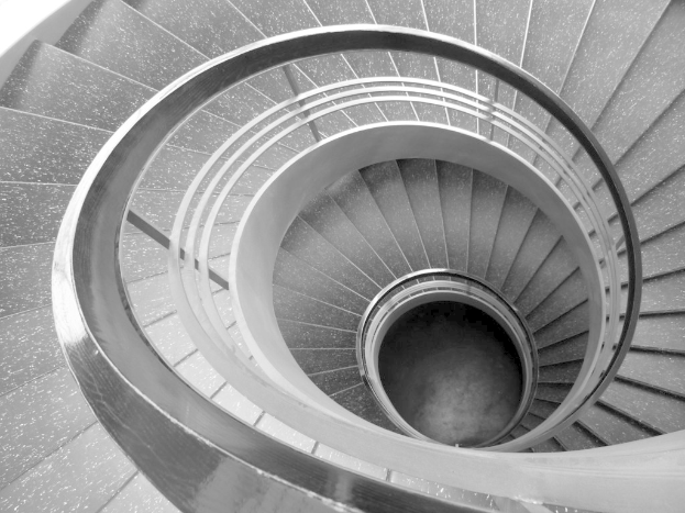 Eine Treppe mit einem Geländer.