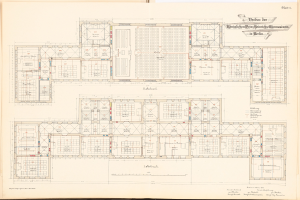 Offenes Buch mit detailliertem Grundriss des Berliner Olympia-Gymnasiums und begleitendem Text zur Beschreibung des Layouts.