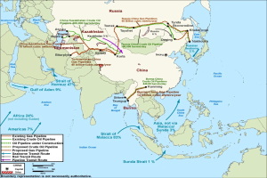 Ein detaillierter Weltkartenplakat, der vorgeschlagene Öl- und Gasleitungen zeigt, mit Ländern, Großstädten, Gewässern und begleitendem Text, der die Zwecke und Vorschläge der Leitungen beschreibt.