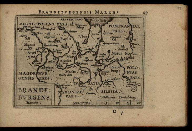 Altes Buch mit einer detaillierten Karte der brandenburgischen Region Deutschlands auf einem schwarzen Hintergrund, das geografische Merkmale und Text über die Region zeigt.