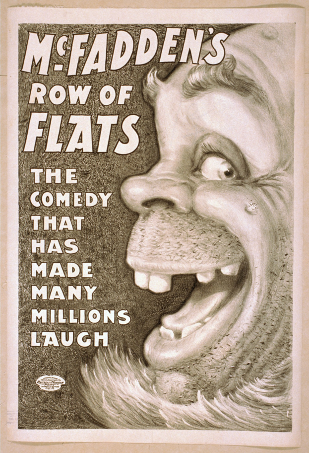 Plakat einer lachenden Person mit wilden Haaren, breitem Grinsen und weit aufgerissenen Augen vor einem hellgelben Hintergrund mit der Aufschrift "McFadden's Row of Flats: The Comedy That Has Made Many Millions Laugh."