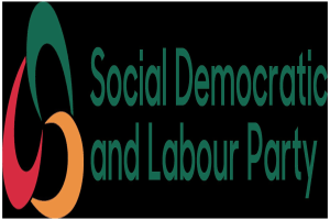 Der Text "Sozialdemokratische Partei Deutschlands" in fetter schwarzer Schrift, mittig auf einem weißen Hintergrund mit einem dünnen schwarzen Rand.