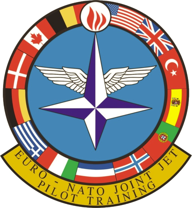 Logo der NATO-Joint-Jet-Pilotenschule mit einem blauen Kreis mit einem weißen Stern in der Mitte, umgeben von vier farbigen Flaggen und der Aufschrift "NATO Joint Jet" in Weiß.