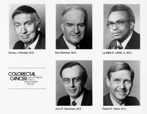 Schwarzes und weißes Foto von sechs Männern in Anzügen und Krawatten, jeder trägt eine Brille, mit dem Text "Darmkrebs: Neue Erkenntnisse zu einer vermeidbaren Krankheit" darunter.