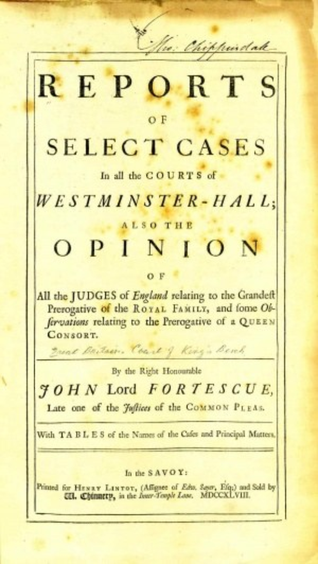 Ein abgewetzter, ledergebundenes juristisches Buch mit dem Titel "Berichte über ausgewählte Fälle in den Gerichten von Westminster-Hall, auch die Meinung von John Lord Fortescue" ist auf einer Seite mit schwarzer Tinte geöffnet.