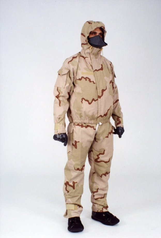 Ein Mann auf einem weißen Hintergrund trägt einen leichten, atmungsaktiven Tarnanzug mit Kapuze und Maske, der für den Schutz vor gefährlichen Materialien entworfen wurde.