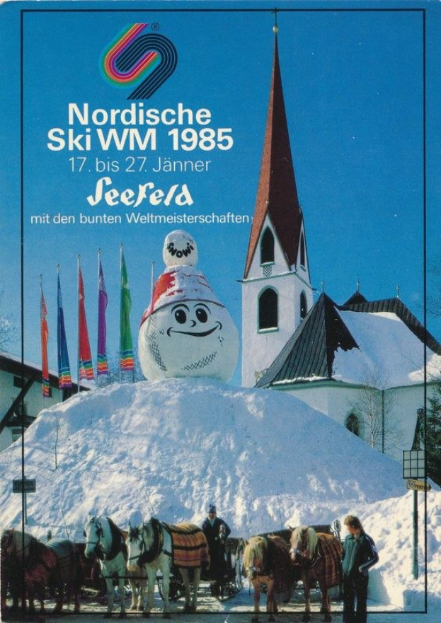 Plakat für die Nordischen Ski-Weltmeisterschaften 1985 in Seefeld, Schweiz, das eine schneebedeckte Landschaft mit Skifahrern, Pferden, Polen, Flaggen, Gebäuden, Bäumen und Text zeigt.