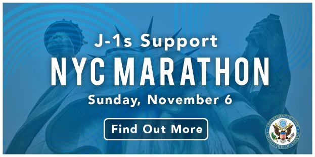Plakat, das den New York City Marathon mit dem Text 'j-1s unterstützen NYC Marathon' und dem Logo des Events ankündigt, das am Sonntag, den 6. November stattfindet.