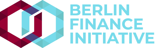 Logo der Berliner Finanzinitiative mit einem blauen Kreis mit weißer Umrandung und einem weißen 'B' in der Mitte, umgeben von einem weißen Ring mit blau-weißem Karomuster, und der Text 'Berlin Finance Initiative' in fetter schwarzer Schrift auf einem weißen Hintergrund.