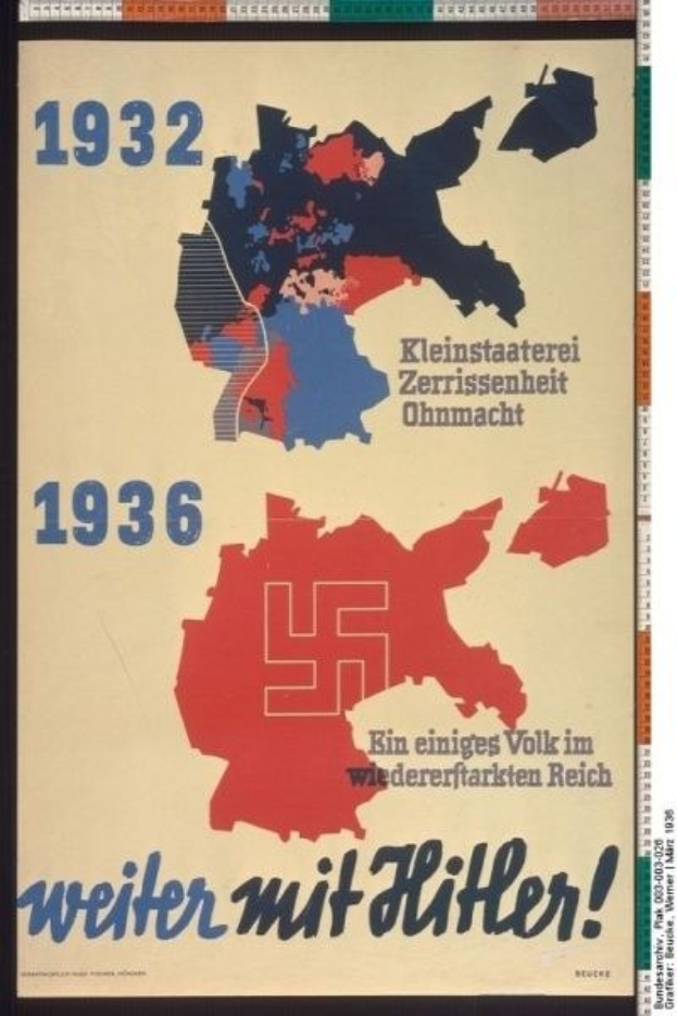 Plakat mit einer Deutschlandkarte, die ein Nazi-Symbol und den Text "Weiter mit Hitler" in rot, weiß und blau zeigt.