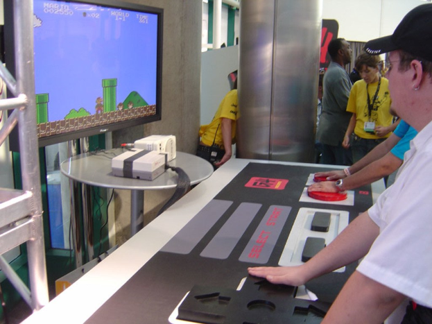 Ein Mann vor einem Fernsehbildschirm.