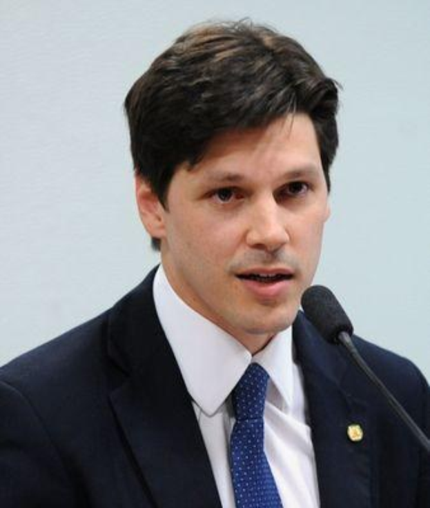 Ein Mann im Anzug und Krawatte spricht in ein Mikrofon, wahrscheinlich über die Genehmigung eines Gesetzes zur Internet-Sperre.