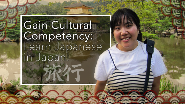 Eine Frau lächelt vor einer friedlichen Landschaft mit Wasser, Grünfläche, einem Gebäude und einem klaren Himmel, mit dem Text 'Erwerben Sie kulturelle Kompetenz: Lernen Sie Japanisch in Japan.'