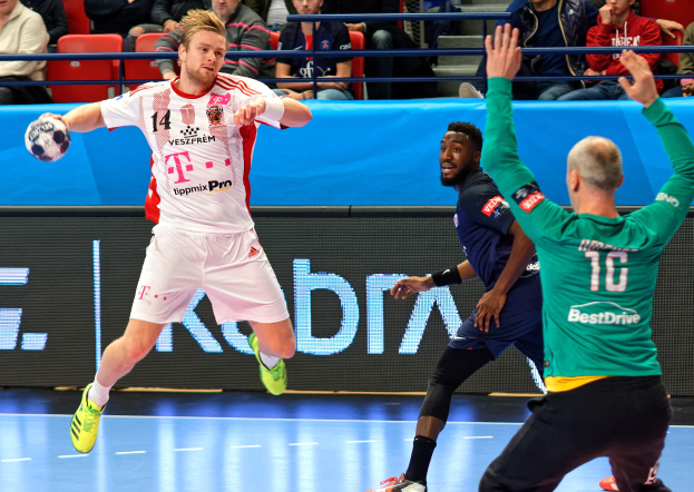 Männer bei einem Handballspiel während der Futsal-Weltmeisterschaft 2019 zwischen Bayern München und Paris Saint-Germain mit Zuschauern im Hintergrund.